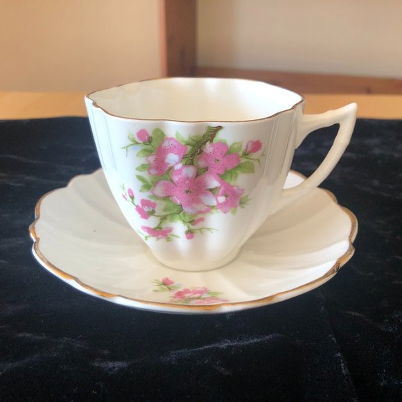 Vintage tea cup and saucer - Picture 1 of 5